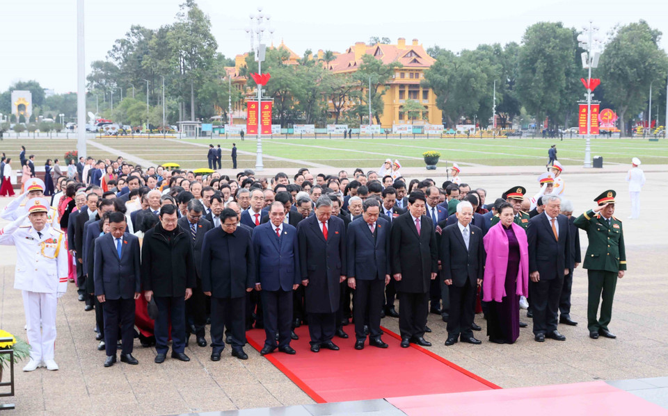 Party and State leaders and representatives of National Assembly deputies of various terms pay tribute to President Ho Chi Minh. (Photo: VNA)