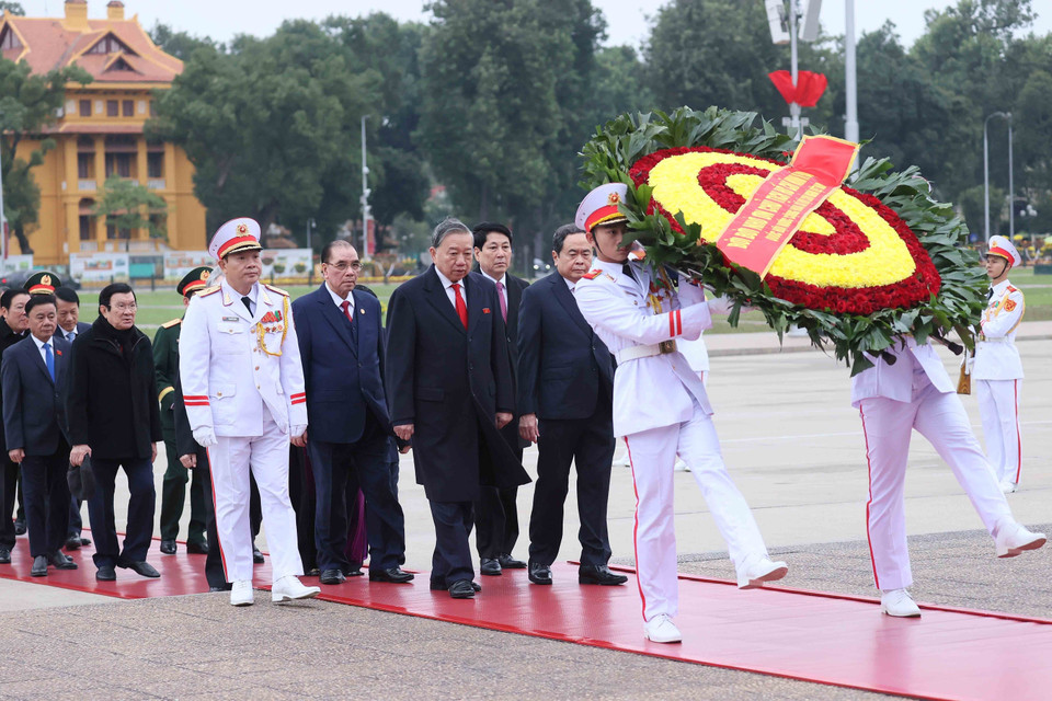 Party and State leaders and representatives of National Assembly deputies of various terms pay tribute to President Ho Chi Minh. (Photo: VNA)