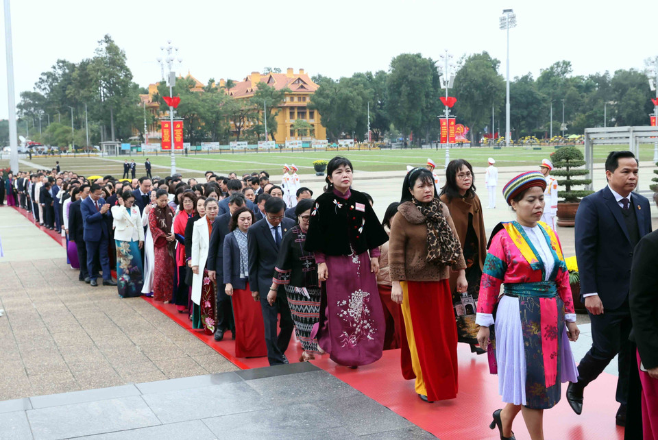 Representatives of National Assembly deputies of various terms enter the Mausoleum to pay tribute to President Ho Chi Minh. (Photo: VNA)