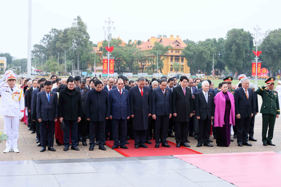 Party and State leaders and representatives of National Assembly deputies of various terms pay tribute to President Ho Chi Minh. (Photo: VNA)