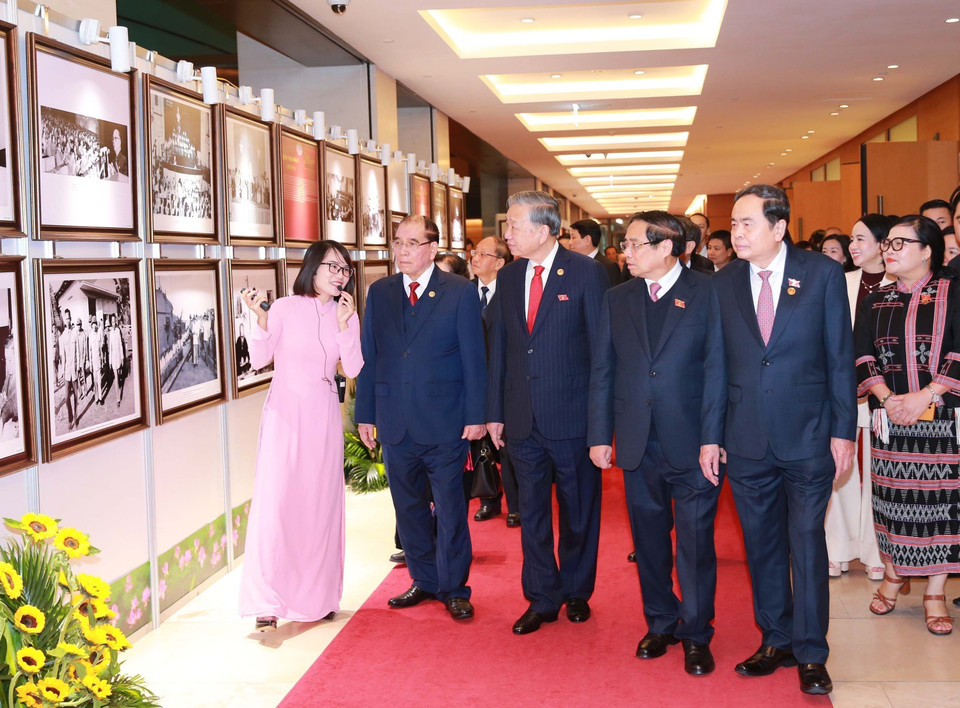 Party General Secretary To Lam, together with incumbent and former Party and State leaders, visits a photo exhibition as part of the 80th anniversary of the first General Election. (Photo: VNA)