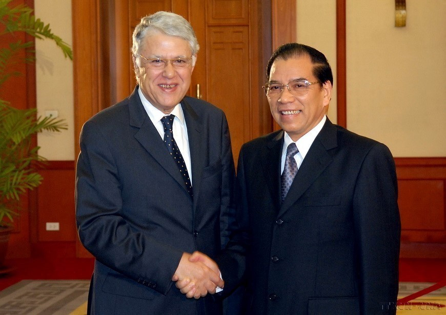 Party General Secretary Nong Duc Manh receives Moroccan Prime Minister Abbas El Fassi during his official visit to Vietnam (Hanoi, November 24, 2008). (Photo: VNA)