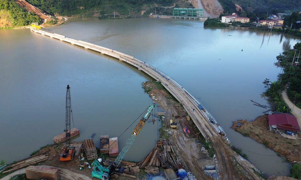 An Luong Bridge in Mo Vang commune, Lao Cai province – the longest bridge on the route – is being built in haste to meet the overall project timeline. (Photo: VNA)