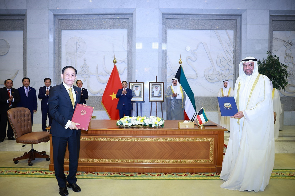 The two leaders witness the signing of an amended protocol on visa exemption for diplomatic and official passport holders between Viet Nam and Kuwait, along with a memorandum of understanding between the Diplomatic Academy of Vietnam and the Saud Al-Nasser Al-Sabah Diplomatic Institute.