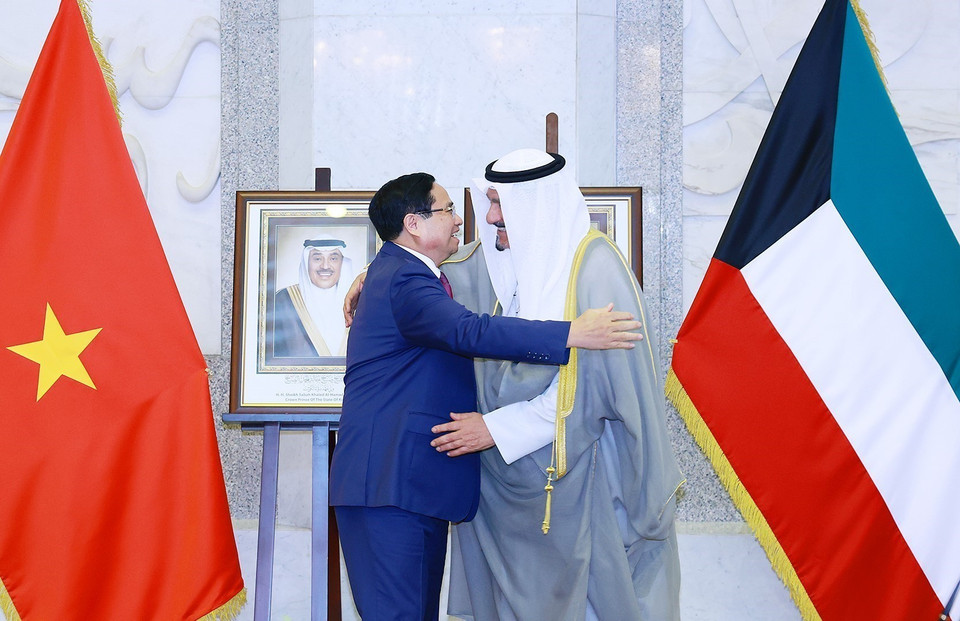 Prime Minister Pham Minh Chinh holds talks with Kuwaiti Prime Minister Sheikh Ahmad Abdullah Al-Ahmad Al-Sabah at Bayan Palace on November 17 (local time). (Photo: VNA)