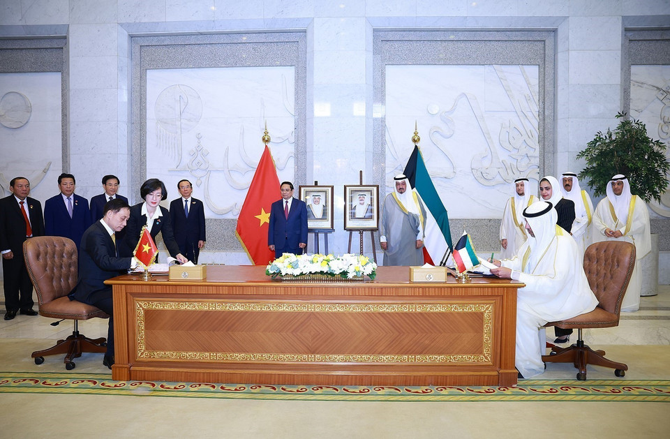 The two leaders witness the signing of an amended protocol on visa exemption for diplomatic and official passport holders between Viet Nam and Kuwait, along with a memorandum of understanding between the Diplomatic Academy of Vietnam and the Saud Al-Nasser Al-Sabah Diplomatic Institute.