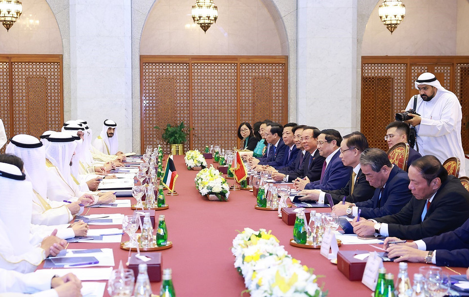 Prime Minister Pham Minh Chinh holds talks with Kuwaiti Prime Minister Sheikh Ahmad Abdullah Al-Ahmad Al-Sabah at Bayan Palace on November 17 (local time). (Photo: VNA)