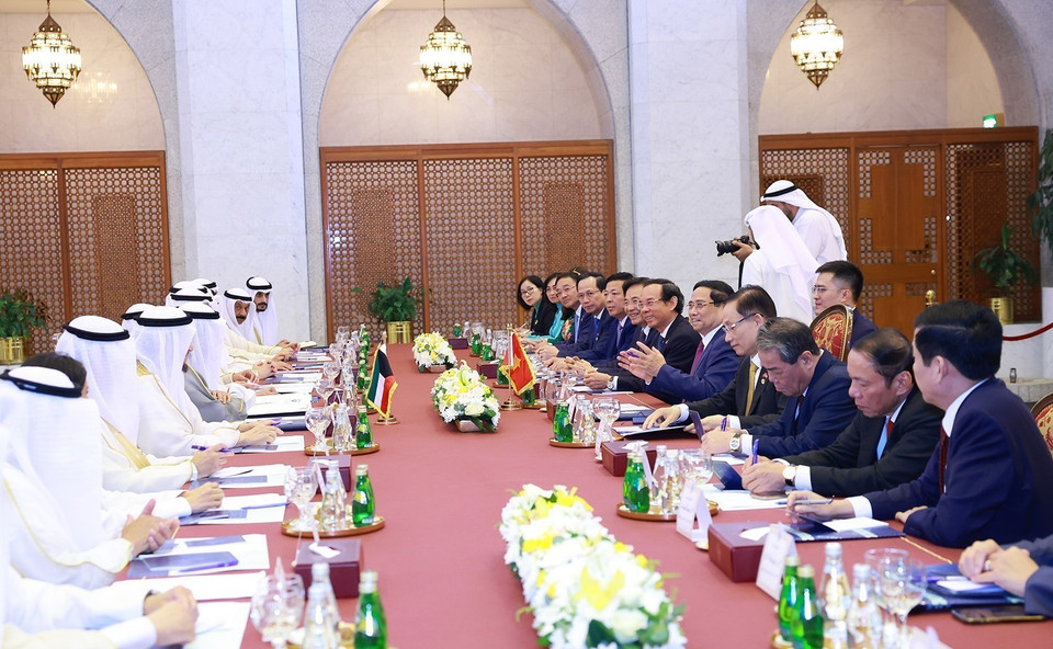 Prime Minister Pham Minh Chinh holds talks with Kuwaiti Prime Minister Sheikh Ahmad Abdullah Al-Ahmad Al-Sabah at Bayan Palace on November 17 (local time). (Photo: VNA)