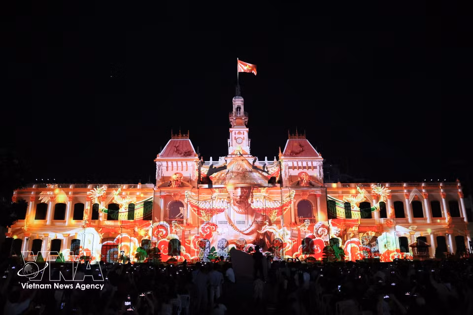 Three 3D mapping works entitled “Echoes of Dai Viet”, “Half a Century of Pride – The Pulse of Saigon” and “Era of Rising” are projected onto the facade of the Ho Chi Minh City People’s Committee headquarters. (Photo: VNA)