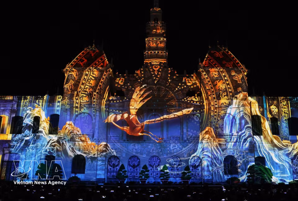The Lac bird, one of Vietnam’s oldest cultural symbols, appears alongside Dong Son bronze drum motifs projected onto the façade of the Ho Chi Minh City People’s Committee headquarters during the opening night of the 3D mapping show. (Photo: VNA)