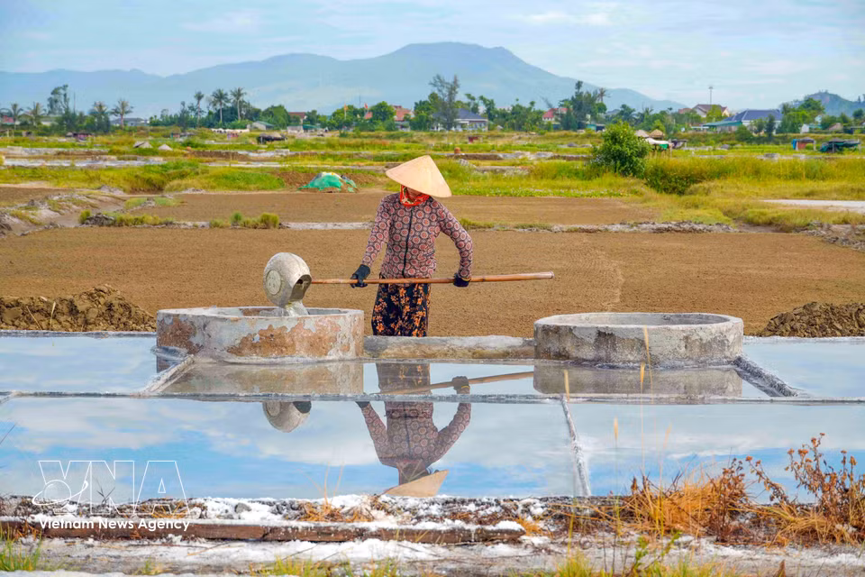 Farmers channel seawater into filtration ponds. (Photo: VNA)
