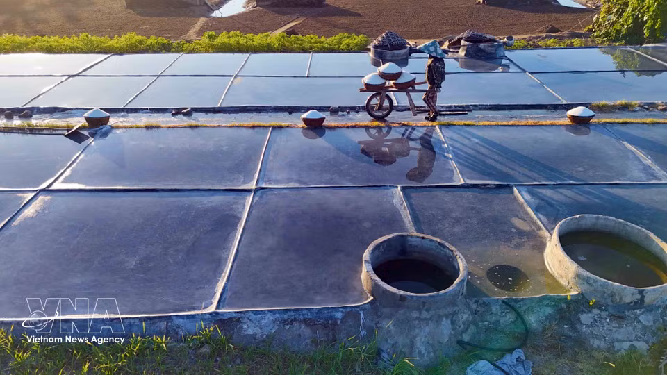 The salt-making season usually begins in March and reaches its peak in May and June. (Photo: VNA)