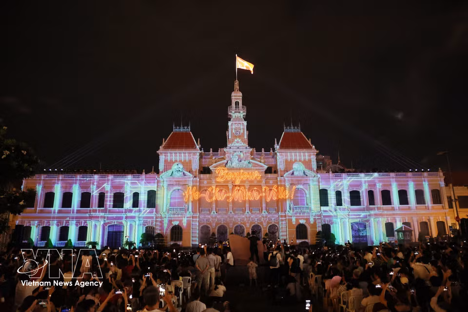 Three 3D mapping works entitled “Echoes of Dai Viet”, “Half a Century of Pride – The Pulse of Saigon” and “Era of Rising” are projected onto the facade of the Ho Chi Minh City People’s Committee headquarters. (Photo: VNA)