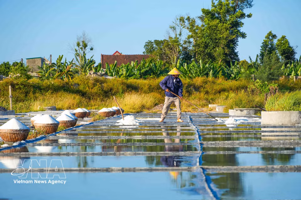 Despite modest earnings, the people of Chau Ha remain dedicated to preserving their traditional salt-making craft. (Photo: VNA)