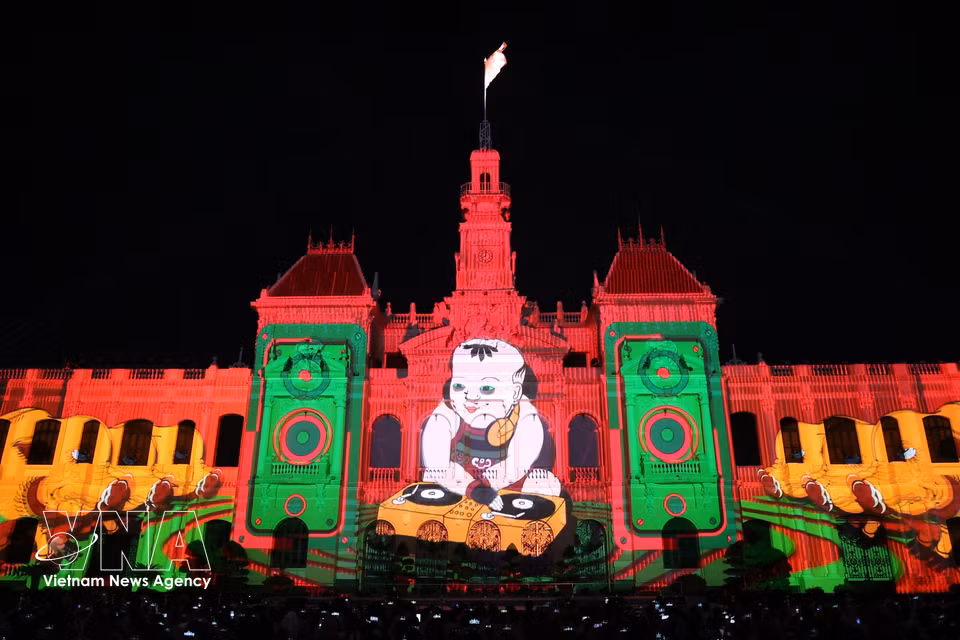 Dong Ho folk paintings, a traditional cultural heritage, are brought to life on the building’s facade during the opening night. (Photo: VNA)