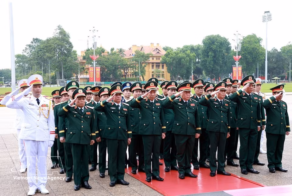 A delegation from the Ministry of National Defence pays solemn tribute to President Ho Chi Minh. (Photo: VNA)