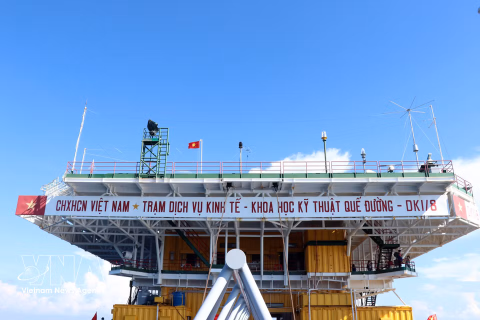 The national flag flies over the Que Duong Economic, Scientific and Technical Service Station (DK1/8 platform). (Photo: VNA)