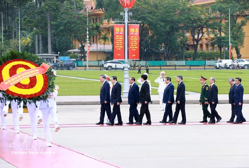 A delegation of Party and State leaders and former leaders, led by General Secretary and State President To Lam, lays wreaths and pays tribute to President Ho Chi Minh at his Mausoleum. (Photo: VNA)