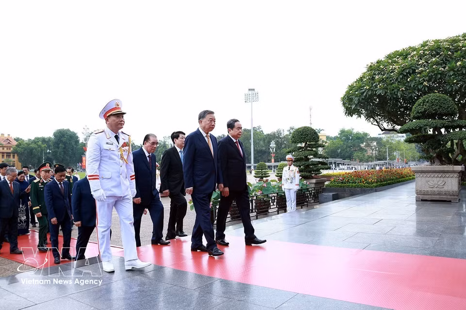 A delegation of Party and State leaders and former leaders, led by General Secretary and State President To Lam, pays solemn tribute to President Ho Chi Minh. (Photo: VNA)