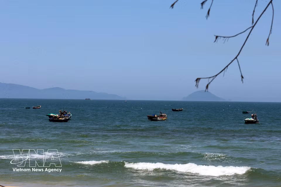 Small fishing boats used for nearshore fishing by fishermen in the coastal area of Duy Nghia commune, Da Nang city. (Photo: VNA)