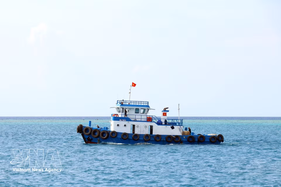Vietnam’s national flag waving proudly amid the sea and sky reflects national pride and reaffirms the country’s sacred maritime sovereignty. (Photo: VNA)