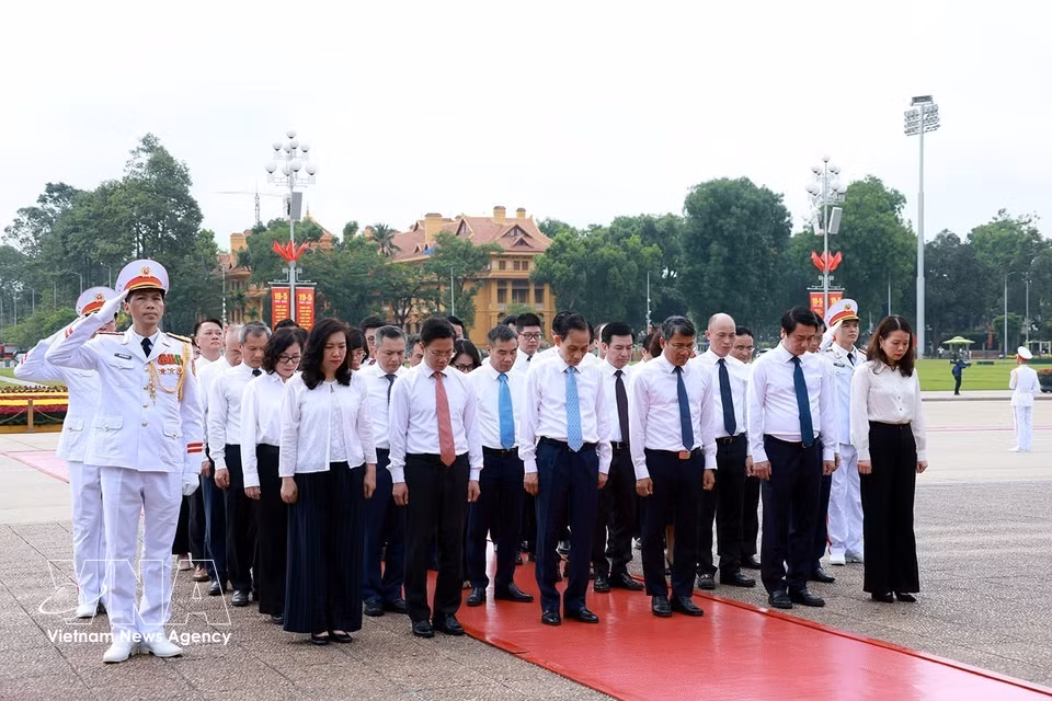 A delegation from the Ministry of Foreign Affairs pays solemn tribute to President Ho Chi Minh. (Photo: VNA)