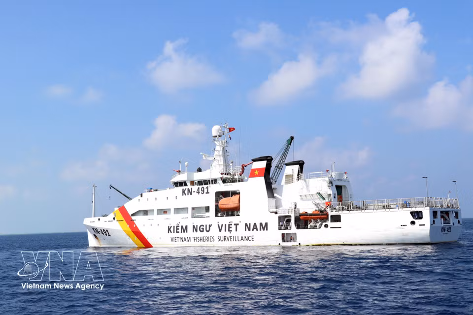 Vessel KN-491 during Delegation No. 12’s visit to the Truong Sa archipelago and DK1 platforms in late April 2026. (Photo: VNA)
