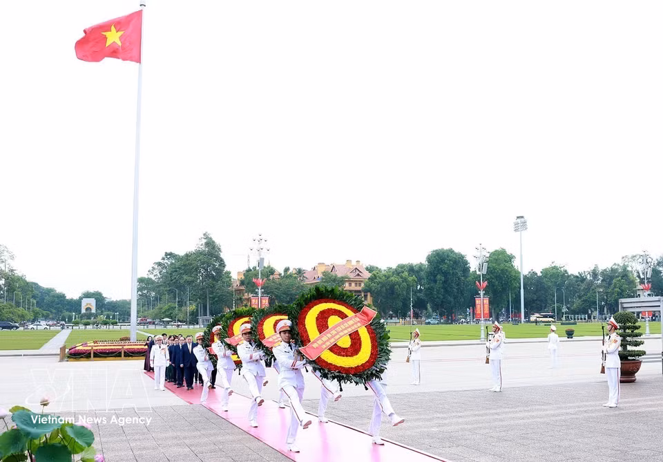 A delegation of Party and State leaders and former leaders, led by General Secretary and State President To Lam, lays wreaths and pays tribute to President Ho Chi Minh at his Mausoleum. (Photo: VNA)