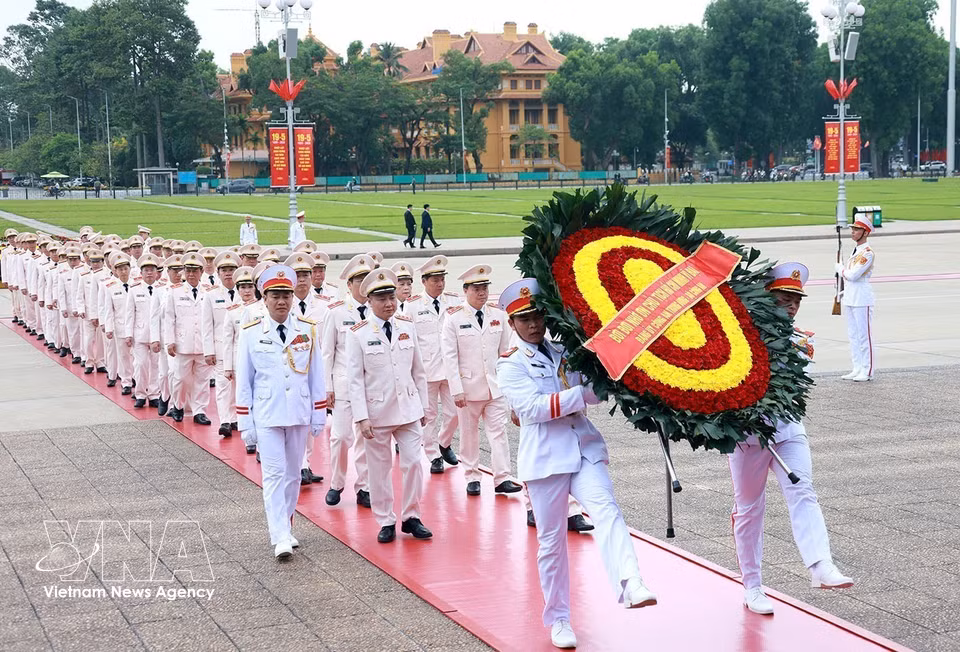 A delegation from the Ministry of Public Security lays wreaths and pays tribute to President Ho Chi Minh at his Mausoleum. (Photo: VNA)