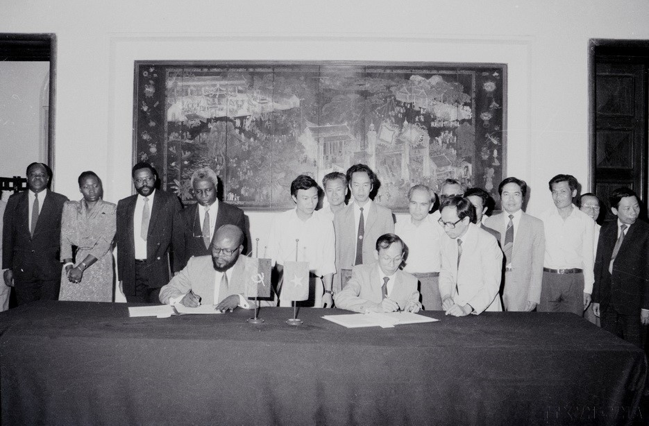 Minister of Higher and Vocational Education Tran Hong Quan and Angola’s Minister of Agriculture Fernando Faustino Muteka sign the minutes of the 3rd session of the Vietnam–Angola Intergovernmental Committee on economic and scientific-technical cooperation (Hanoi, May 4, 1989). (Photo: VNA)
