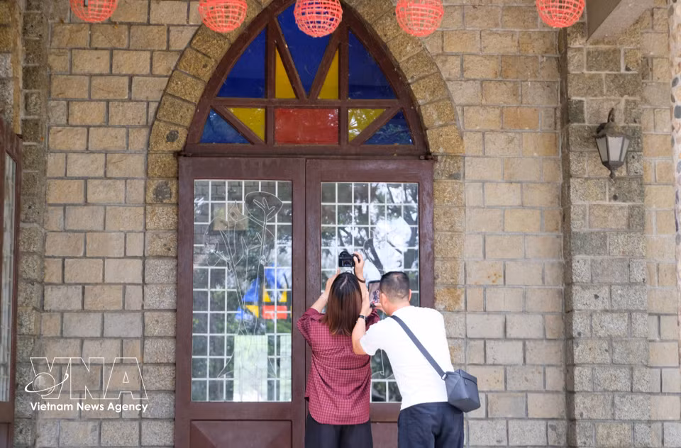 Visitors explore the church's unique architecture and learn about the cultural traditions that inspired its design. (Photo: Nguyen Dung/VNA)