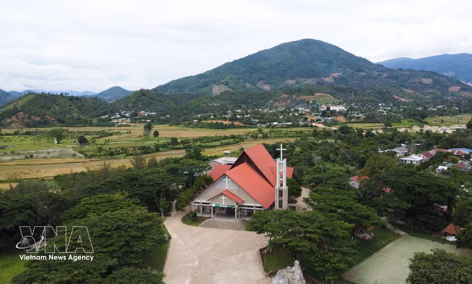Set against a backdrop of rolling mountains and lush greenery, Da Tong Stone Church is one of Lam Dong Province's most distinctive architectural landmarks. (Photo: Nguyen Dung/VNA)