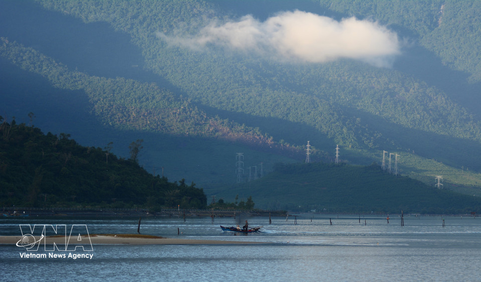 The scenery of Lap An Lagoon changes throughout the day, revealing the serene and majestic beauty of nature. (Photo: VNA)