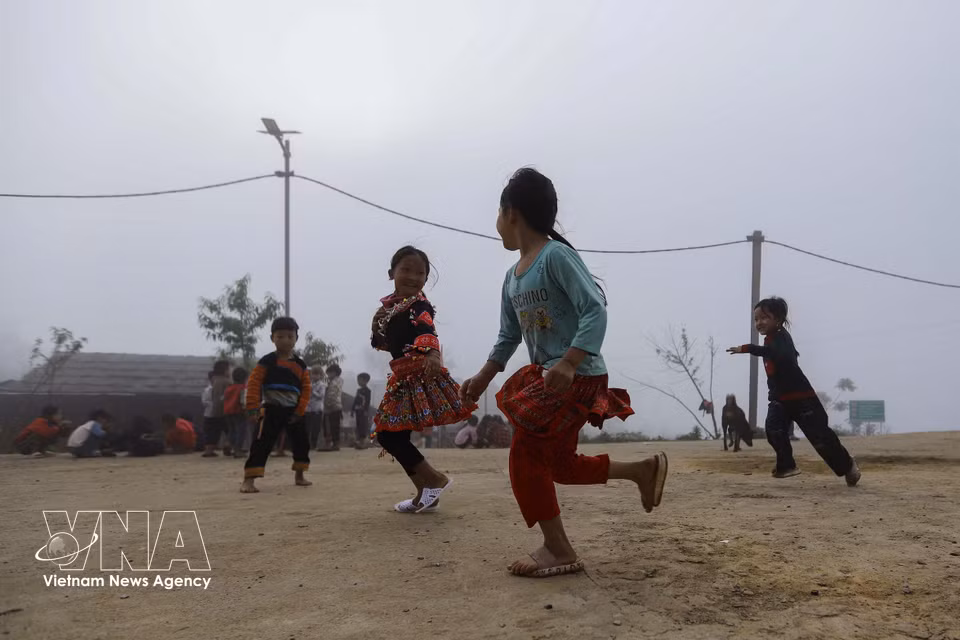 Pupils at the Lang Sang campus play in the schoolyard before class. (Photo: VNA)