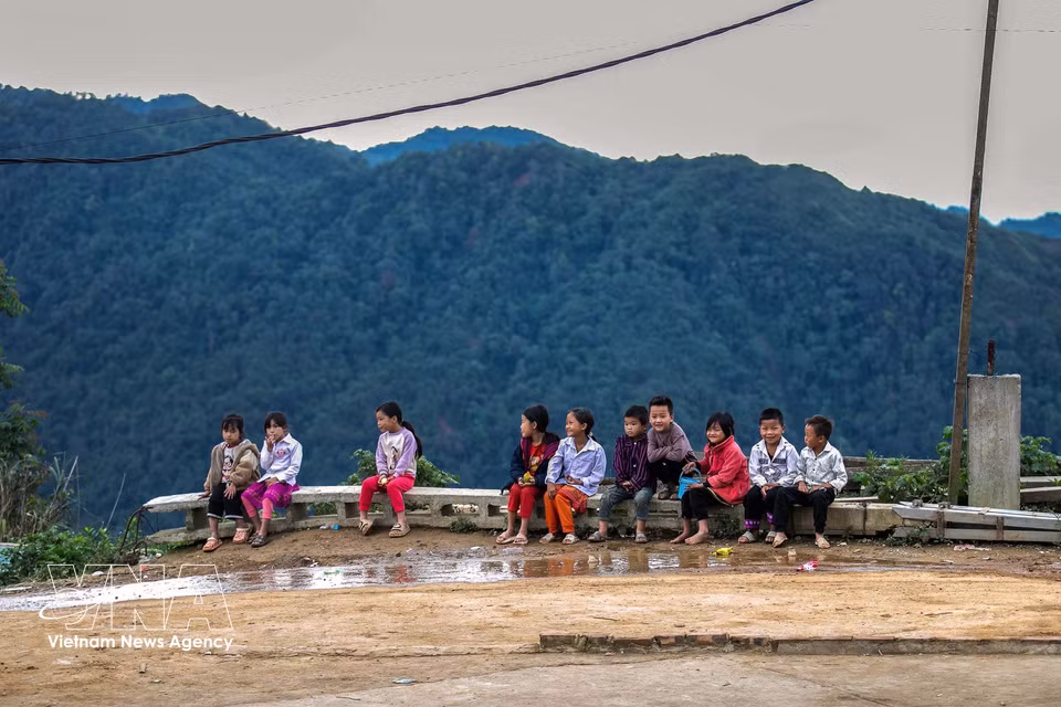 Children in Lang Sang hamlet before class time. (Photo: VNA)