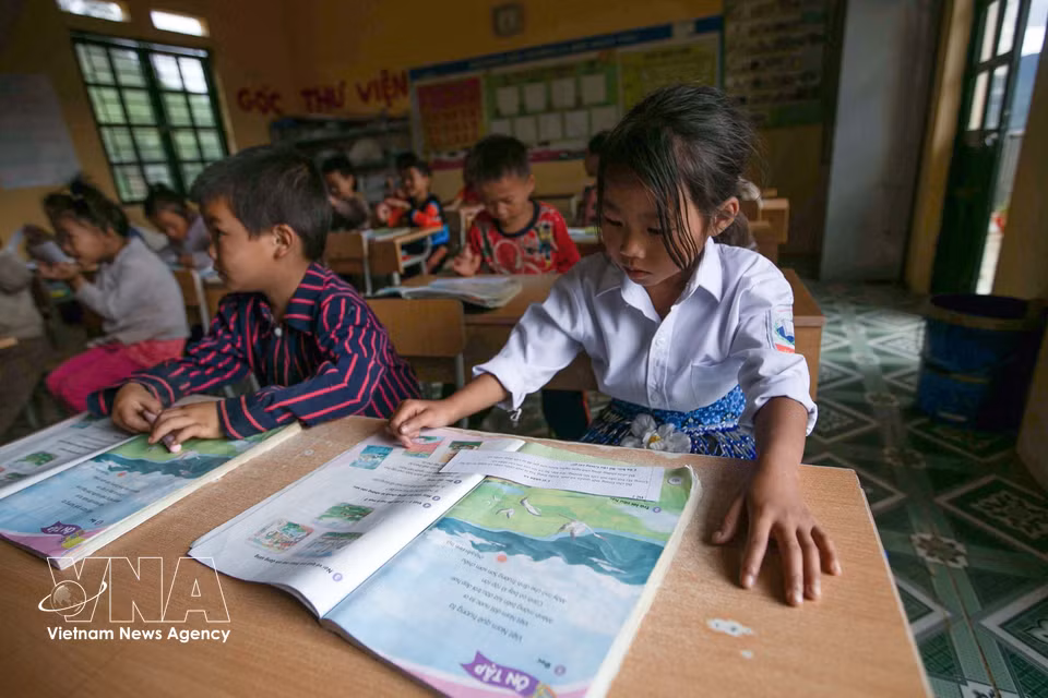 Grade 1 pupils during class time. (Photo: VNA)