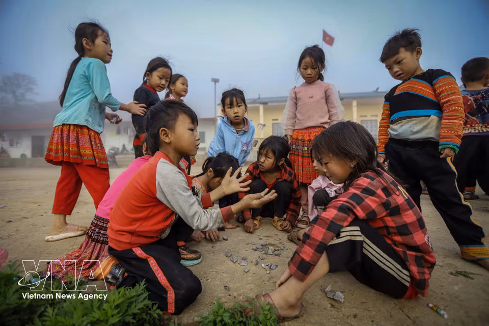 Pupils at the Lang Sang campus play in the schoolyard before class. (Photo: VNA)