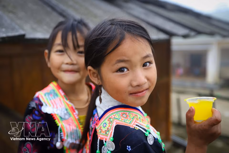 Mua Thi Cang, a Grade 1 pupil at the Lang Sang campus. (Photo: VNA)
