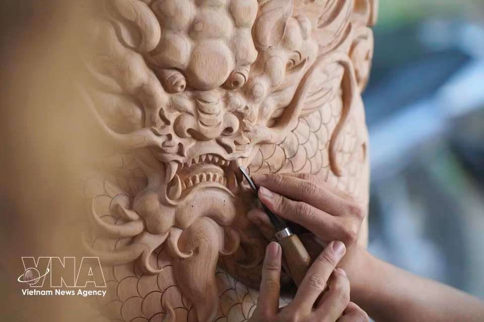 Cho Thu carpenters are renowned across Vietnam’s southwestern region for their finely crafted and highly intricate wood carvings. (Photo: VNA)