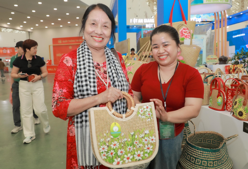 Sedge handbags draw great interest from visitors. (Photo: VNA)