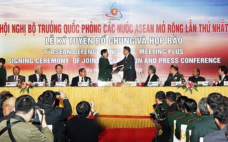 Defence Minister General Phung Quang Thanh hands over the joint declaration to ASEAN Secretary-General Surin Pitsuwan at the first ASEAN Defence Ministers’ Meeting Plus (ADMM+), October 12, 2010. (Photo: VNA)