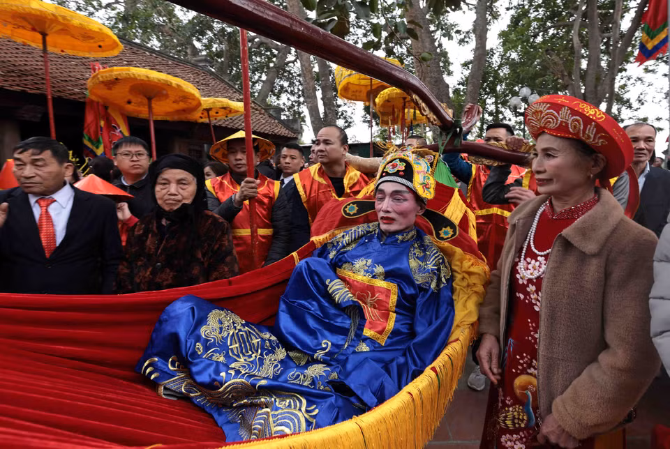 In addition to the king and lord roles, Thuy Loi villagers also carry palanquins for four court officials. In the photo: The procession of the Defense Commander to Sai Temple. (Photo: VNA)