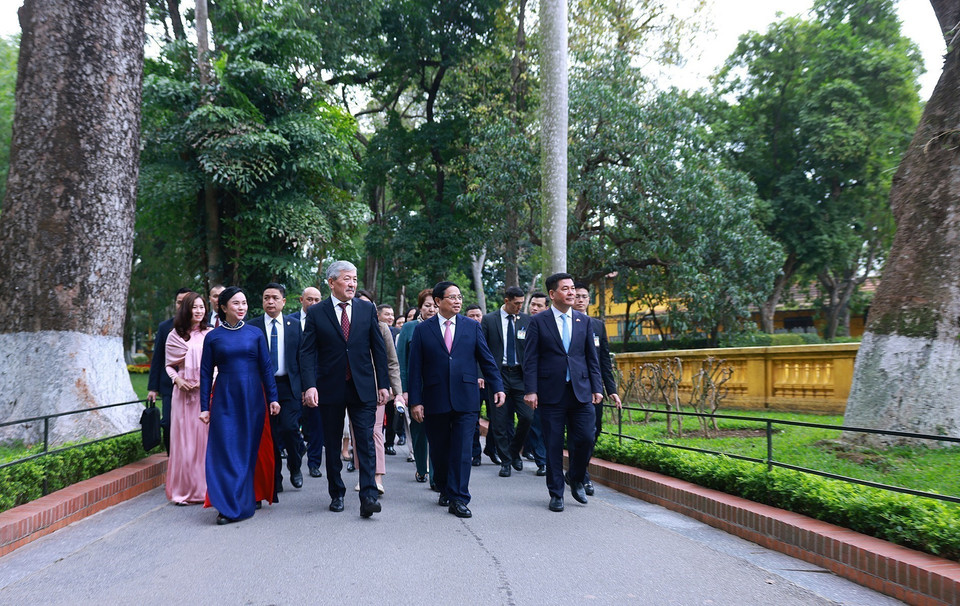 Prime Minister Pham Minh Chinh and his Kyrgyz counterpart Adylbek Kasymaliev visit President Ho Chi Minh’s stilt house at the Presidential Palace historical site. (Photo: VNA)