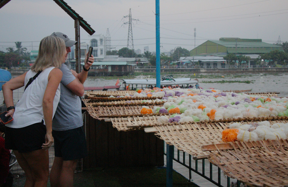 Foreign visitors enjoy checking in at the floating market from above. (Photo: VNA)