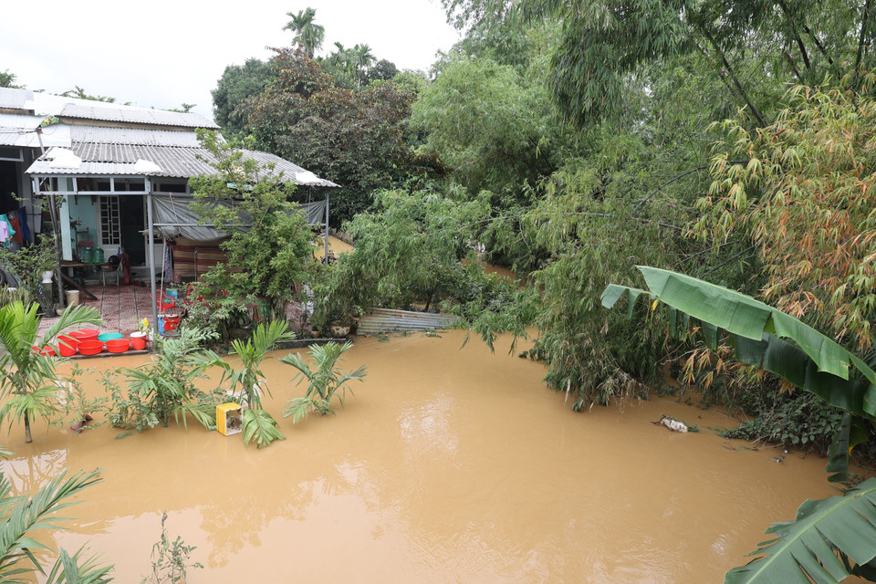 Rising waters from the Vinh Dien River (a branch of the Thu Bon River) flood homes in An Thang ward. (Photo: VNA)