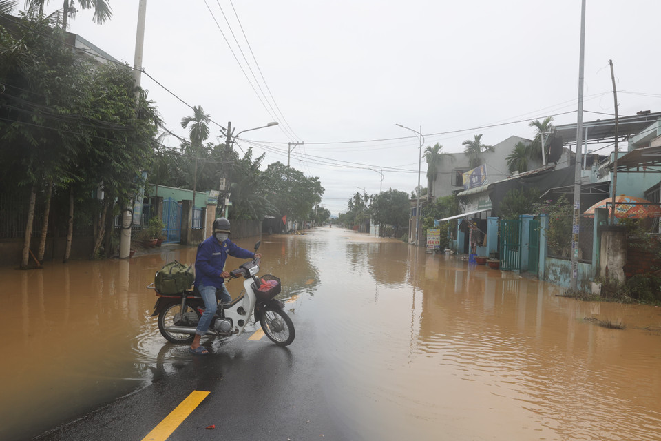 Flooding isolates neighbourhoods, preventing vehicles from passing through. (Photo: VNA)