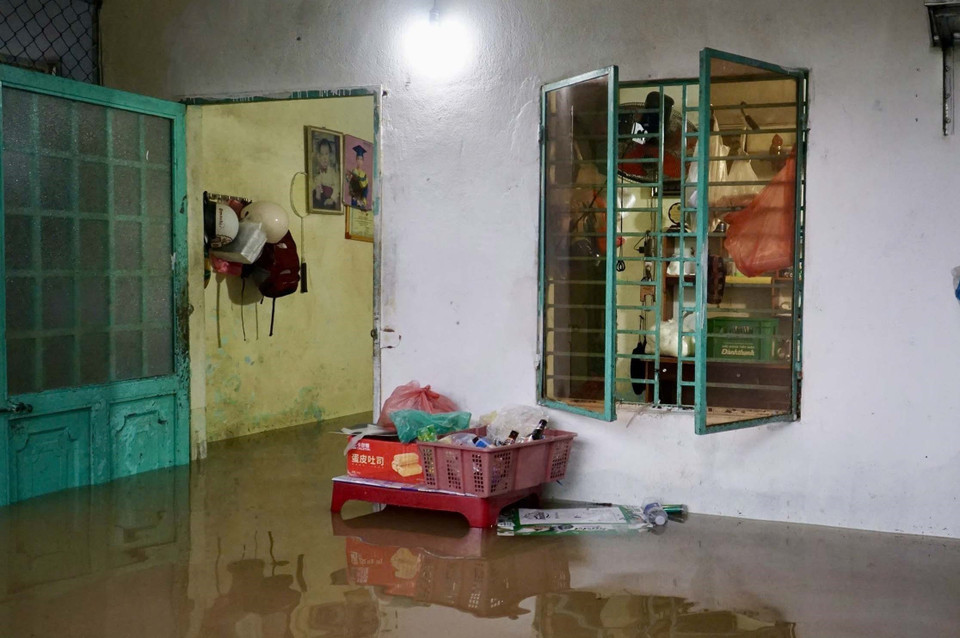 Floodwaters pour into homes. (Photo: VNA)