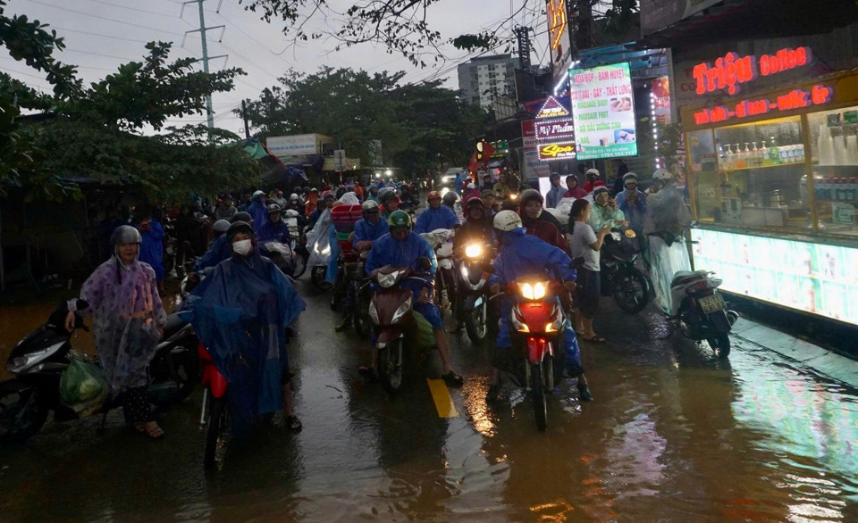 Several streets in Da Nang are partially flooded, leading to traffic jams. (Photo: VNA)