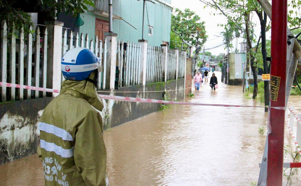 Authorities are on duty, cordoning off areas with deep water. (Photo: VNA)