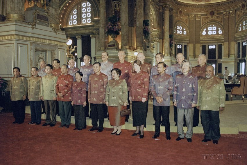 Prime Minister Phan Van Khai and heads of delegation pose for a group photo at the 11th APEC Economic Leaders’ Meeting, Bangkok (Thailand), October 21, 2003. (Photo: VNA)